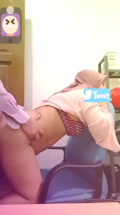 Setiausaha berhijab yang bersetubuh dengan bosnya